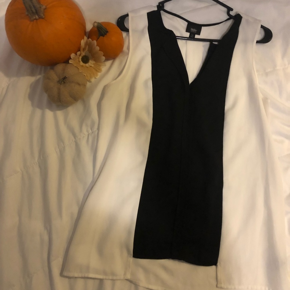 Sleeveless white/black blouse